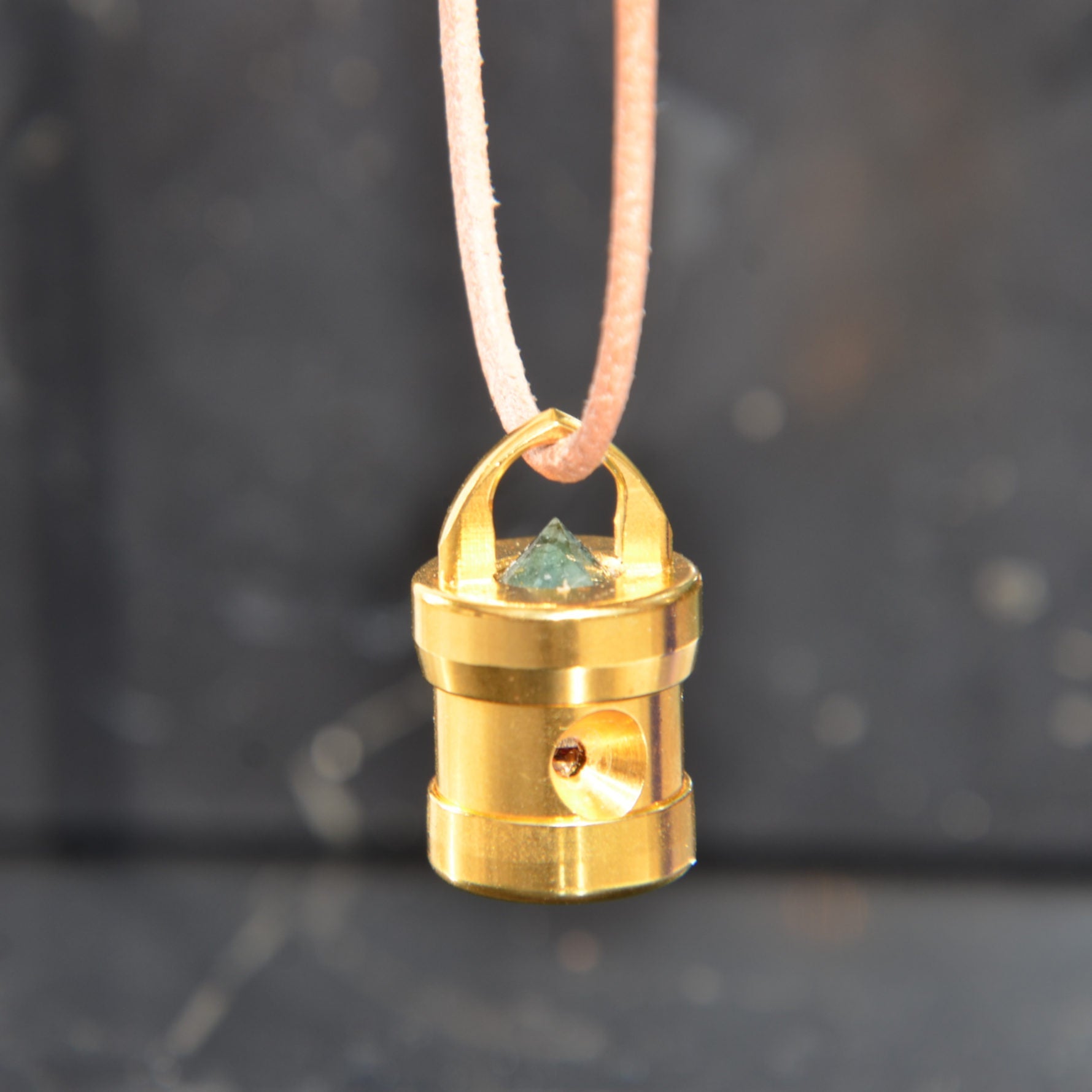 Cohérence One emerald pendant in gold, hanging