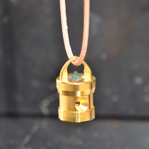 Cohérence One emerald pendant in gold, hanging